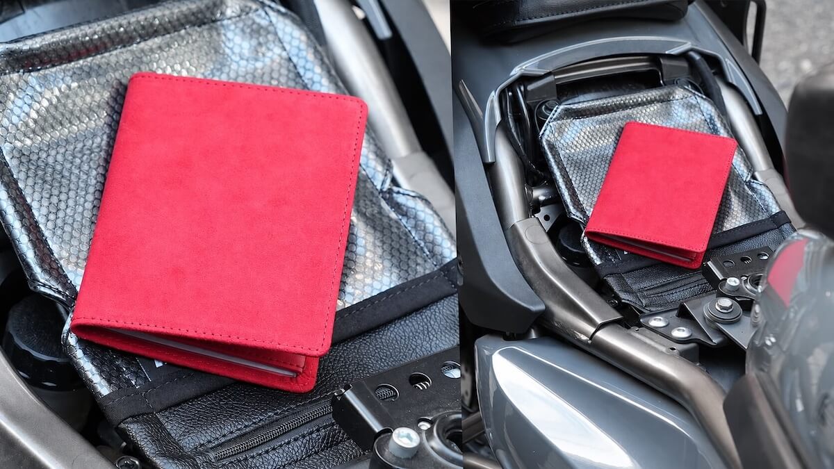 バイクのツールバッグへ収納する様子
