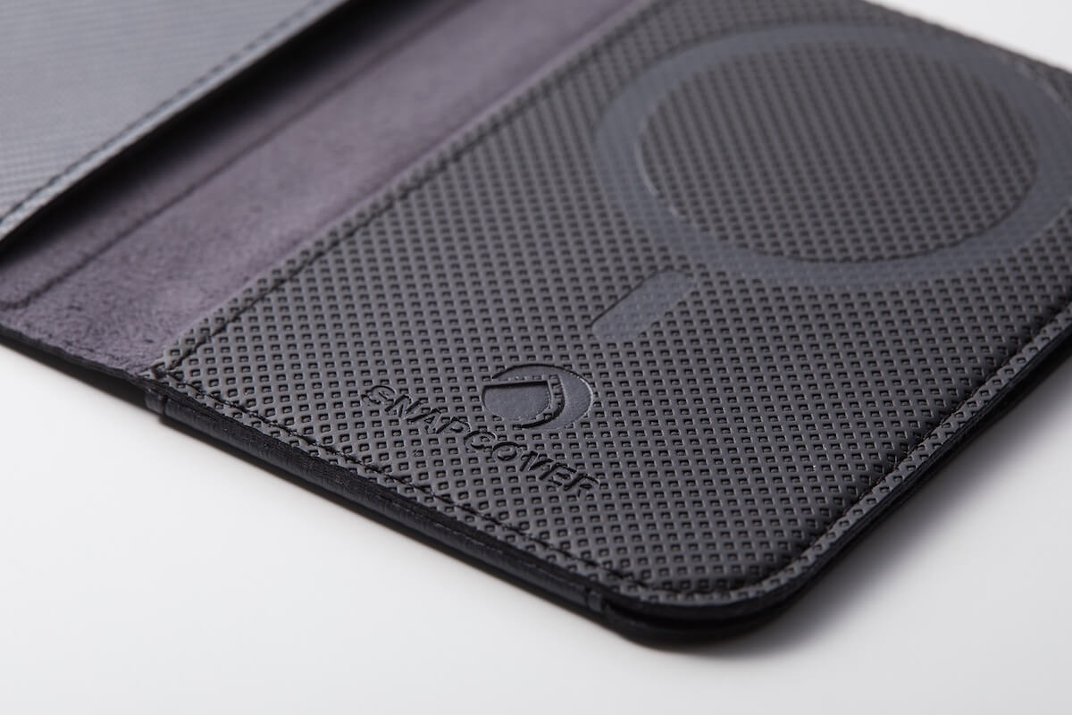 SNAPCOVER2のノンスリップシートとマグネット面のクローズアップ