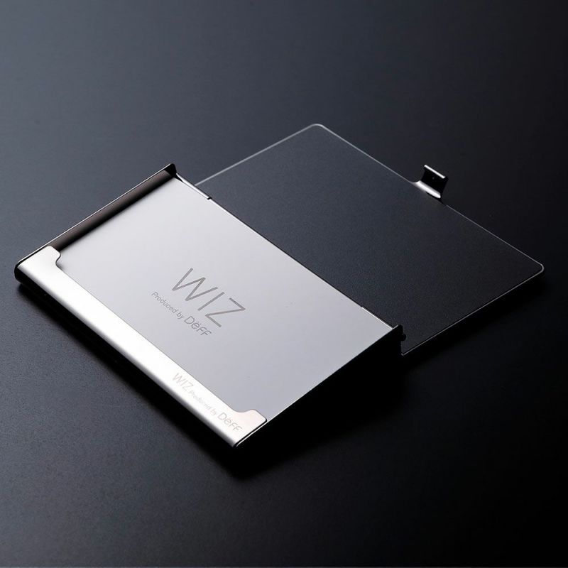 重厚感のあるカードホルダー WIZ CARBONE COLLECTION CARD